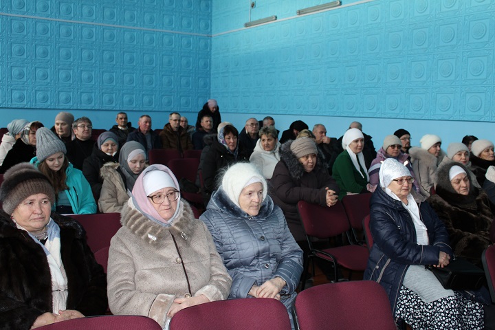 В конце собрания Наиля Илалова вручила Благодарственные письма и подарки отмечающим свои юбилеи и вносящим немалый вклад в развитие села педагогам Фание Ахметзяновой и Миляуше Мифтахутдиновой, индивидуальному предпринимателю Амине Абдуллиной и пенсионеру Сазиде Загрутдиновой.